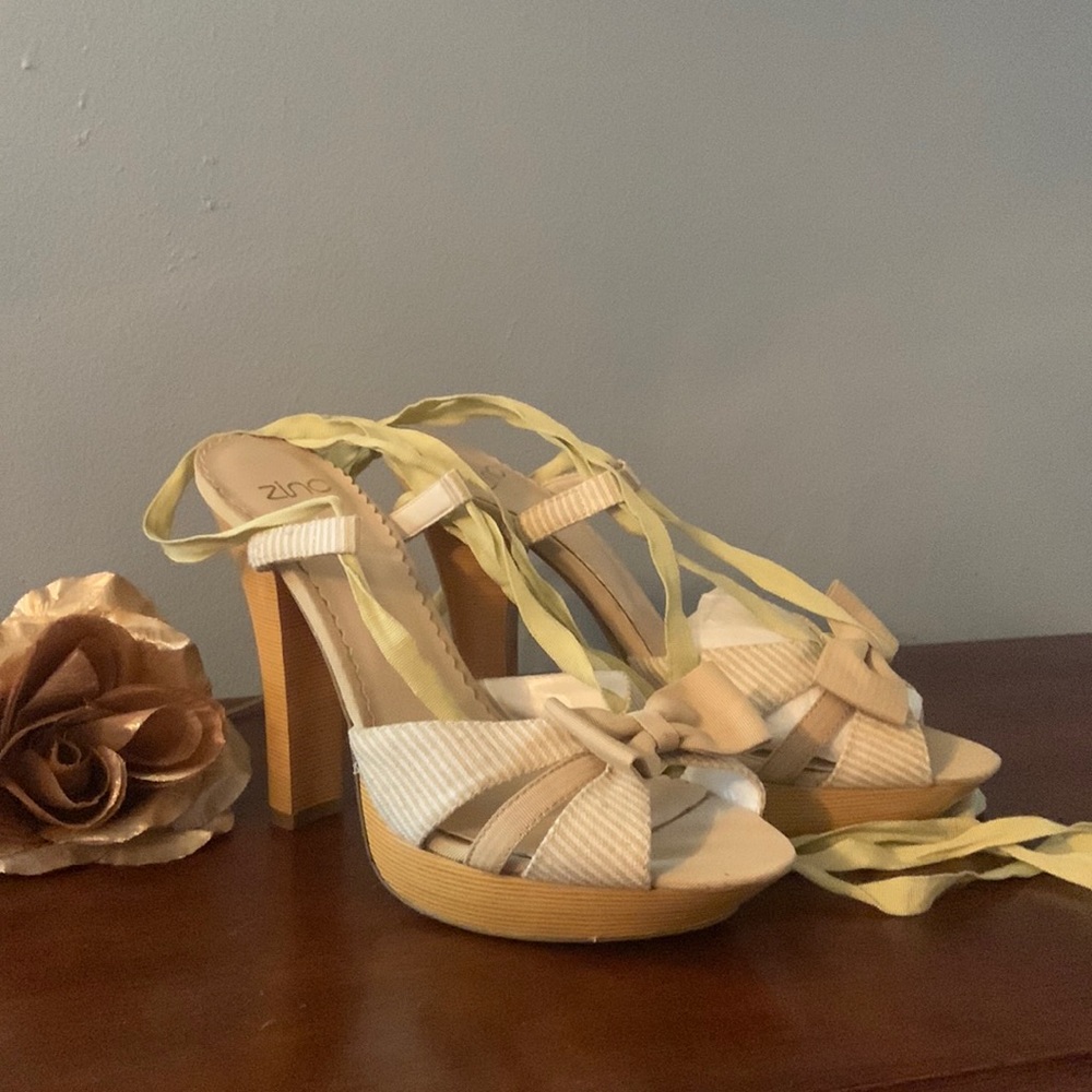 ZINC lace up platform with 4 1/2 in heels. Yellow accents and lace. Size 7. NWOT